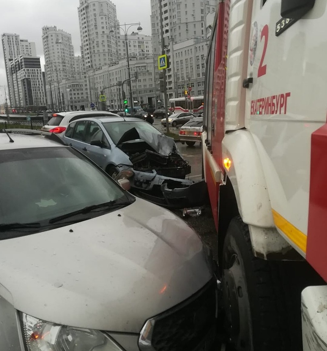 В Екатеринбурге пожарная машина врезалась в легковушку | 22.10.2019 |  Екатеринбург - БезФормата